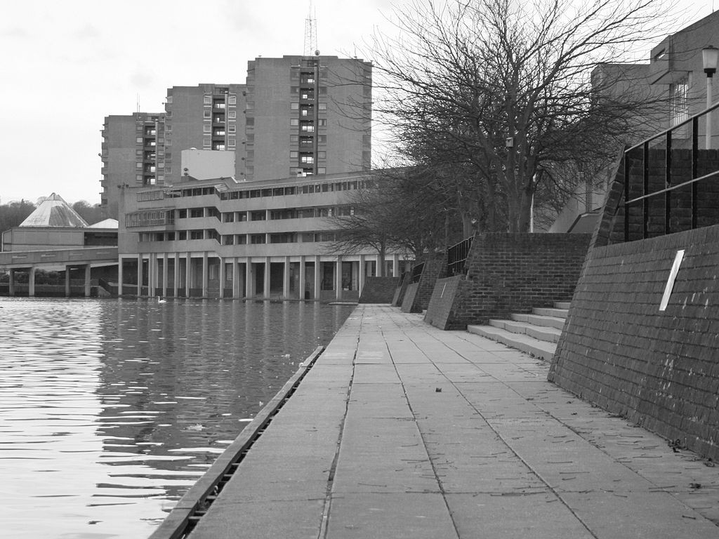 1024px-Thamesmead_Housing_Estate_01