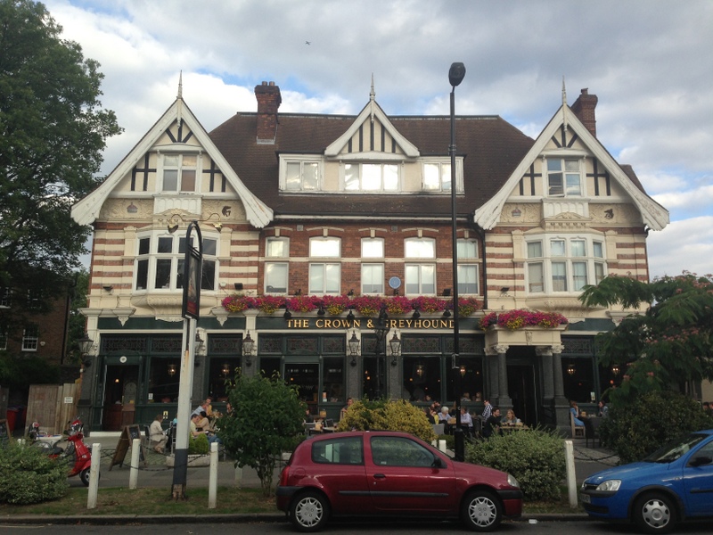 Пъбът The Crown & Greyhound, в който писателят Чарлс Дикенс имал навика да ходи.